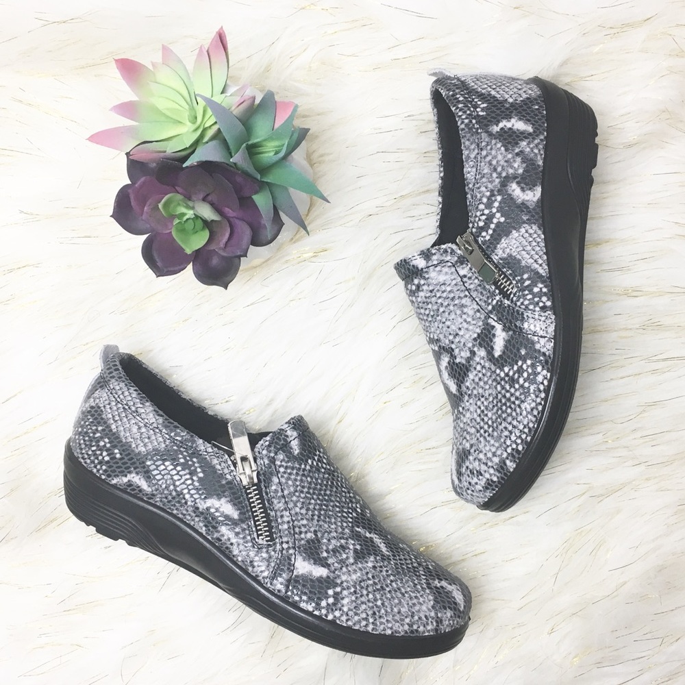 NWT•Flexus spring step snake skin sneakers